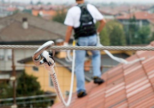 Casa e sicurezza: quali sono i rischi per chi lavora sui tetti residenziali?